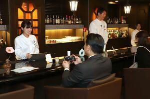 チェックインで古町の魅力をPRする生徒ら=新潟市中央区西堀通7のホテルイタリア軒