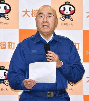 岩手県大槌町の山林火災の鎮火を発表する平野公三町長=29日午後、大槌町役場