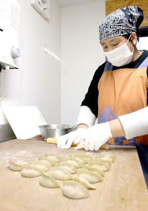 調理場兼店舗で、皮から水ギョーザを作る林淑子さん=佐渡市長江