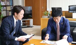 ＡＩ画像解析技術でクマを検知するセキュリティーシステムについて説明するＴＩＦＦＩＮの鵜拓実ＣＭＯ（左）＝三条市役所