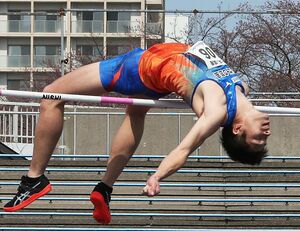 2メートル16をクリアし、優勝した長谷川直人=新潟市陸上競技場