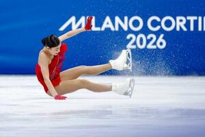 　女子フリー　ジャンプで転倒するアデリア・ペトロシャン＝ミラノ（共同）