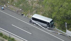 福島県郡山市の磐越自動車道でガードレールに衝突したマイクロバス＝６日（共同通信社ヘリから）