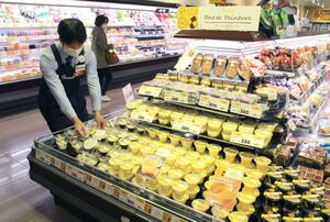 アクシアルリテイリングが立ち上げた自社スイーツの新ブランド「ポン・デ・パンチュール」のコーナー＝三条市の原信四日町店