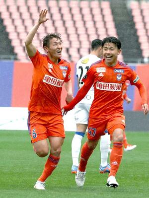 新潟－鹿島　後半７分、先制点を決めて笑顔を見せるＭＦ秋山（左）＝デンカビッグスワン（写真映像部・金子悟）