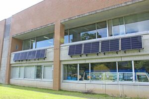 実証実験の一環で、市が太陽光パネルを設置した中央図書館=長岡市学校町1