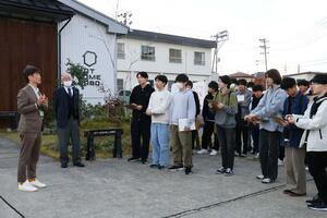 フィールドワークで会社の説明を聞く新潟産業大学の学生=柏崎市松美