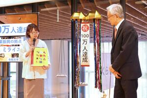 ミライエ長岡の来館100万人を祝うセレモニー=21日、長岡市大手通2