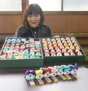 阿賀野市交通安全協会のマスコット「アンピーちゃん」を手にする加藤サト子さん＝阿賀野市岡山町