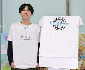 オリジナルTシャツを紹介する関之山虎太郎さん=新潟市中央区