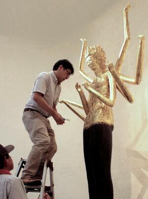 修復を終えた仏像「曼珠沙華」を設置する関係者＝糸魚川市の谷村美術館