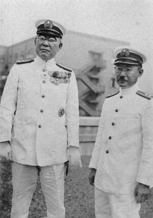 香淳皇后から贈られた義眼を入れた野村吉三郎海軍提督(左)=1932年7月27日、東京・築地の海軍軍医学校(日本電報通信社撮影)