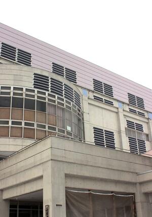 南部体育館の壁面に設置した太陽光のフレキシブルパネル。一部は曲面に沿って据え付けている=長岡市曲新町