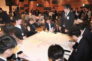 長岡市内の学生と企業が交流したワークショップ＝アオーレ長岡