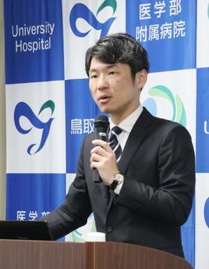 がんなどの手術で肝臓を切除した際に問題となる胆汁の「漏れ」を早期に検出する方法について説明する花木武彦鳥取大講師=11日午前、米子市