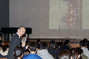 岩室中の生徒と対話しながら拉致問題を語る間英法さん＝新潟市西蒲区西中