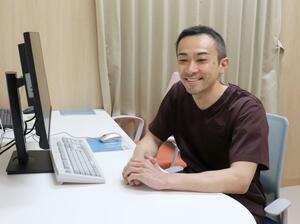 「患者へのホスピタリティー(おもてなし)も大事にしたい」と話す杉野健太郎院長=新潟市秋葉区新津の新潟レディースライフクリニック