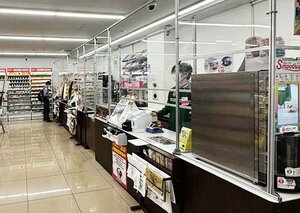 深夜の1人勤務を想定し、防犯システムを導入したセブン-イレブンの店舗=東京都江東区