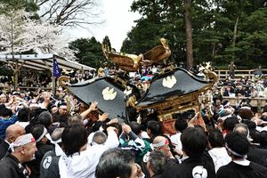 みこしが激しくぶつかり合った「糸魚川けんか祭り」=10日、糸魚川市一の宮1