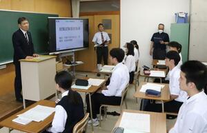 新潟商業高校で開かれた就職希望者を激励する会=12日、新潟市中央区