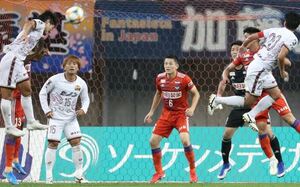 ゴール前で守備にあたるMF戸嶋=7月27日のホーム琉球戦