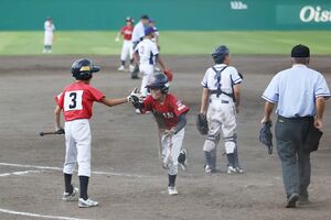 熱戦を繰り広げた長岡市学童野球大会A大会の決勝=8月11日、長岡市悠久山球場