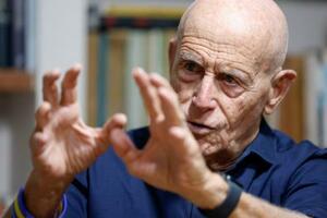 　インタビューに応じるアミ・アヤロン氏（共同）