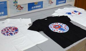 押収された偽ミャクミャクTシャツ=9日午前、大阪・此花署