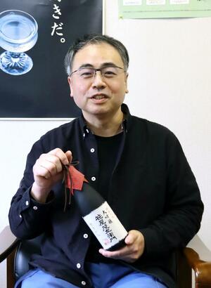 「笹屋茂左衛門」を手に喜びを語る白井伸児さん=阿賀野市