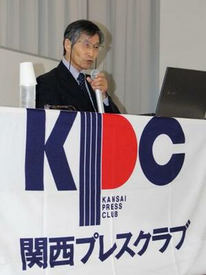 関西プレスクラブの会合で講演する中国新聞社客員編集委員の田城明氏=25日午後、大阪市北区