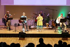 迫力ある演奏を披露した「BBふぁいぶ+」の公演=22日、長岡市中央公園