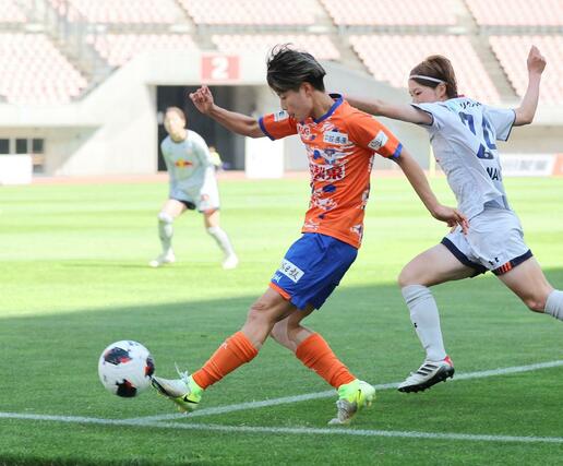 後半、ＤＦ園田瑞貴がゴール前に切り込みパスを出す＝デンカビッグスワン