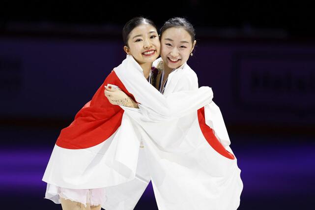 女子で優勝した千葉百音(左)と3位に入った松生理乃=ヘルシンキ(共同)