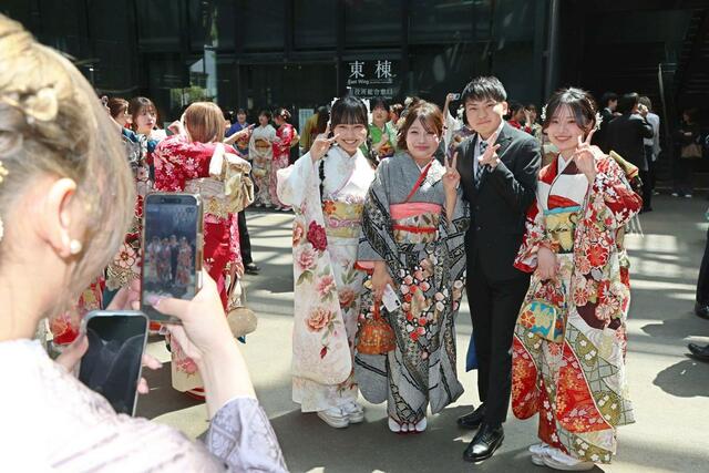 二十歳のつどい開会前に写真を撮る参加者＝３日、長岡市のアオーレ長岡