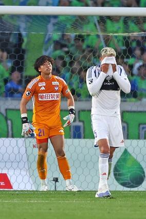 湘南－新潟　後半、０－５とされ、顔を覆うＤＦ舞行龍ジェームズ（右）＝レモンガススタジアム平塚