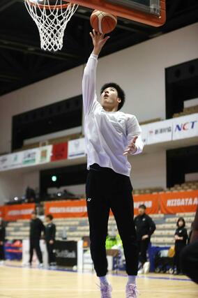 立川戦に向けて調整する佐藤友＝長岡市