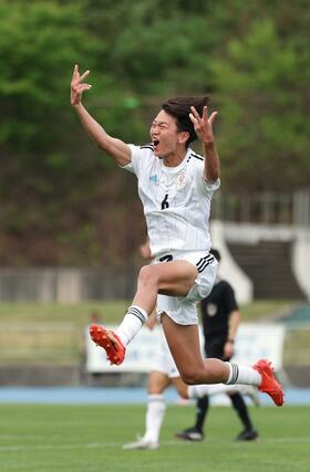 延長後半、新潟医福大のＤＦ向井俊貴（中央・６）が値千金の勝ち越しゴールを決め、３－２。喜びのジャンプを披露する向井＝新発田市五十公野運動公園陸上競技場