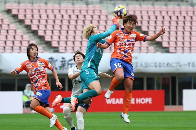 新潟L―INAC神戸 後半、クロスに飛び込むMF那須野陽向(右)=デンカビッグスワン