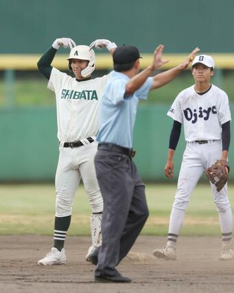 小千谷－新発田農　２回新発田農２死二塁、平野詠士が適時打を放ち４－０。二塁上でポーズを決める＝新発田市五十公野運動公園野球場