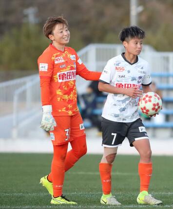 皇后杯３回戦マイナビ仙台－新潟Ｌ　ＰＫ戦で３本止める活躍を見せた新潟ＬのＧＫ久野吹雪（左）と試合を決めるＰＫを沈めたＤＦ園田瑞貴＝宮城県（新潟Ｌ提供）