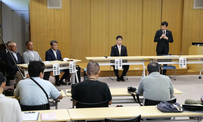 三田市の農業者との面談に参加した上越市の中川幹太市長＝２９日、兵庫県三田市の三田市福祉保健センター