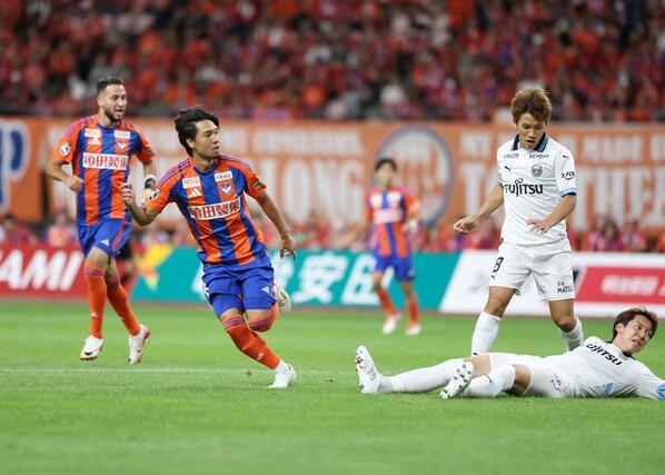 新潟－川崎　前半、ＭＦ白井永地がシュートを決めて１－０＝ビッグスワン