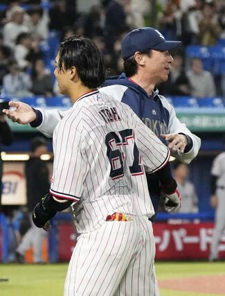 サヨナラ打を放った伊藤（手前）を迎えるヤクルト・高津監督＝神宮