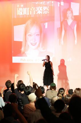 スナックなどに勤める女性スタッフらが歌声を競った前回の殿町音楽祭＝２０２５年８月、アオーレ長岡