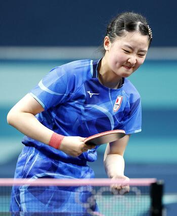 女子団体決勝　中国戦の第３試合でポイントを奪われ厳しい表情の張本美和＝パリ（共同）