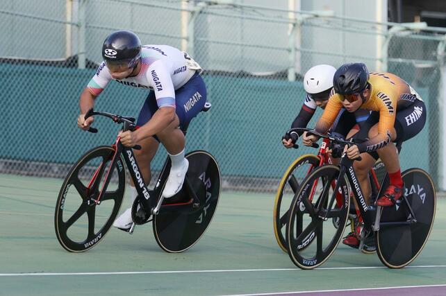 男子Ｂケイリン１回戦　組１着で決勝進出を決めた水谷悠平（左・吉田高）＝９月２２日、京都府向日市