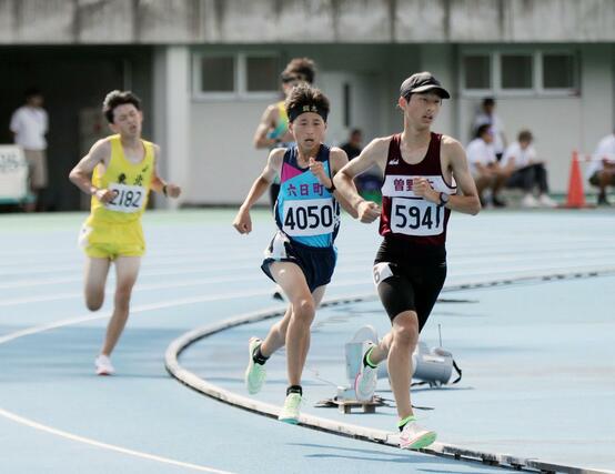 男子3000メートルで競り合いを制して優勝した曽野木の朝倉凌(右)=新発田市
