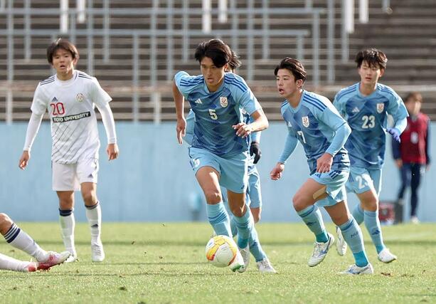 後半、攻め上がるＤＦ細井響＝栃木県グリーンスタジアム