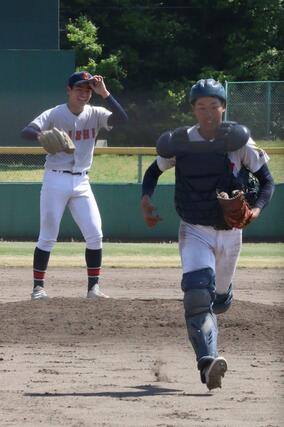 新潟西-加茂暁星 話し合いを終え、守備位置に戻る新潟西の阪口聖(左)と遠藤健介(右)=五十公野公園野球場