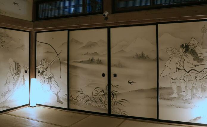 イケメン絵巻第２弾。方丈講堂「長岡間」のふすまに描かれた良寛や謙信、酒呑童子ら＝１０日、燕市国上